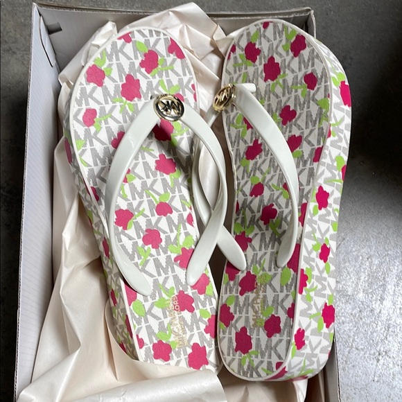 Michael Kors White and Pink Floral Flip Flops - Picture 1 of 3